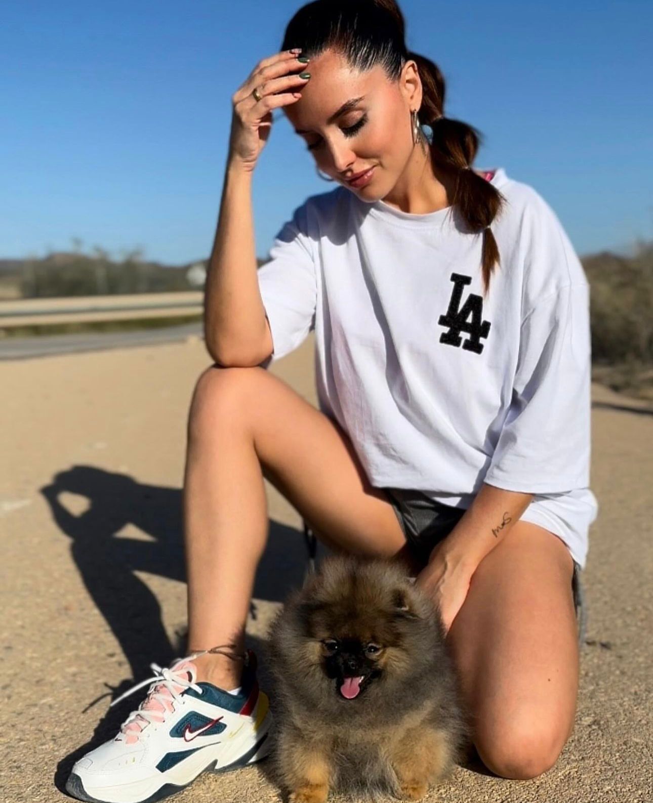 Lola con un Pomerania al aire libre