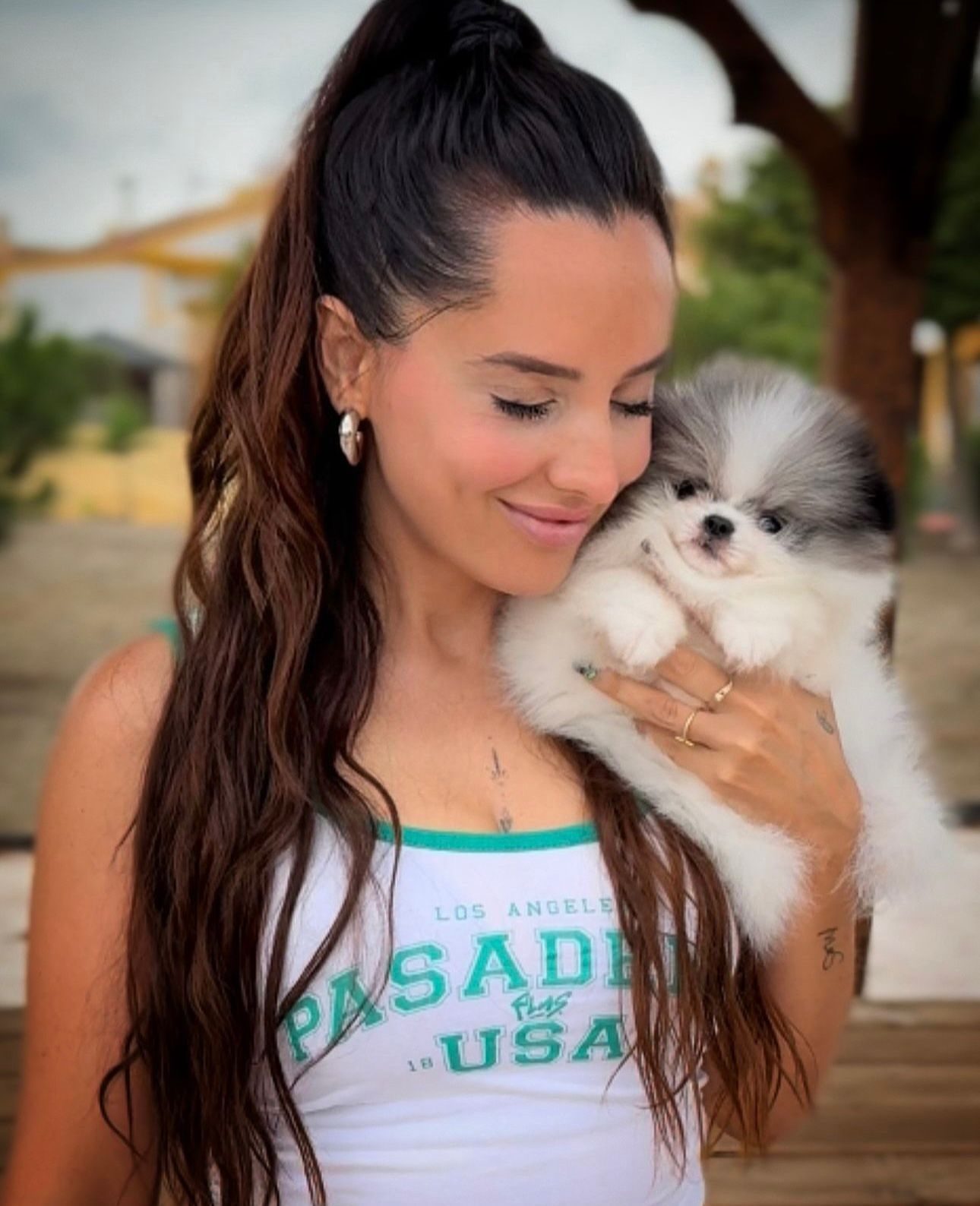 Lola con un cachorro Pomerania blanco y negro